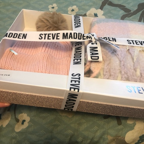 New steve madden blanket wrap and beanie with faux fur pom - Picture 5 of 6